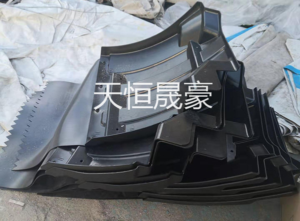 5103510-DR260  右前轮后下挡泥板  5103505-DR260  左前轮