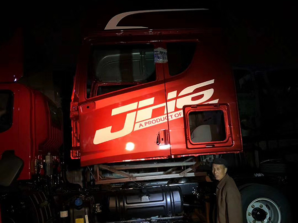 连夜为客户发货解放JH6驾驶室