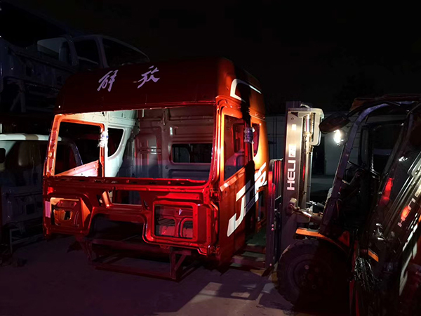 连夜为客户发货解放JH6驾驶室